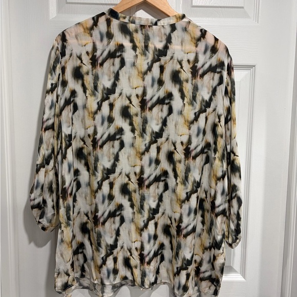 Trendy Women's Abstract Print Blouse with Half Button-Up Front and Roll-Up Tabs - Picture 5 of 6